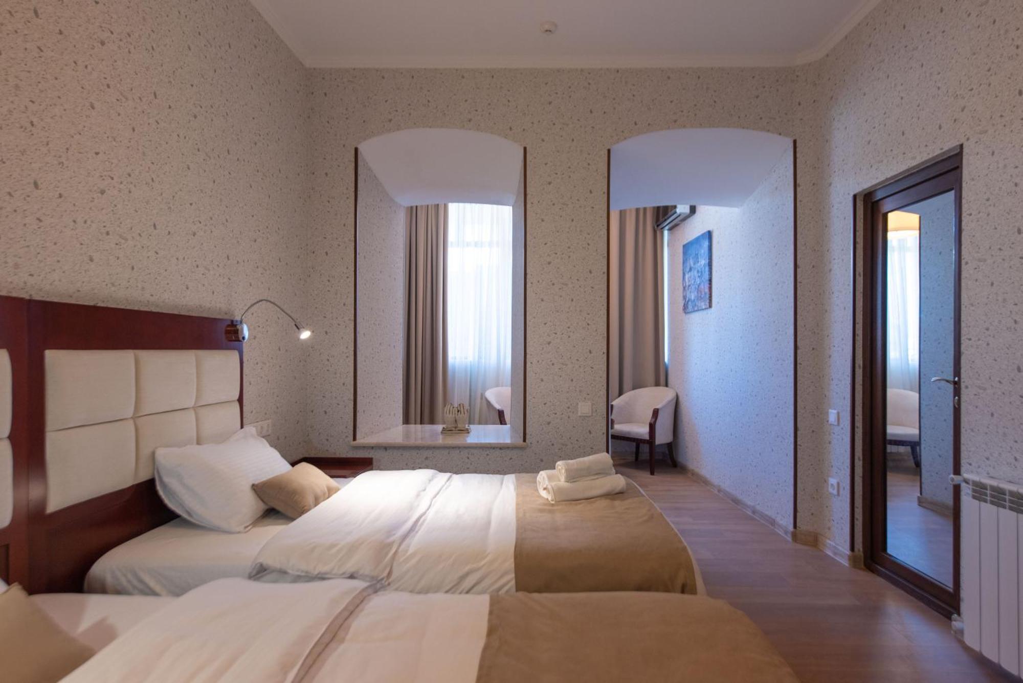 Kraveli Hotel Тбілісі Екстер'єр фото